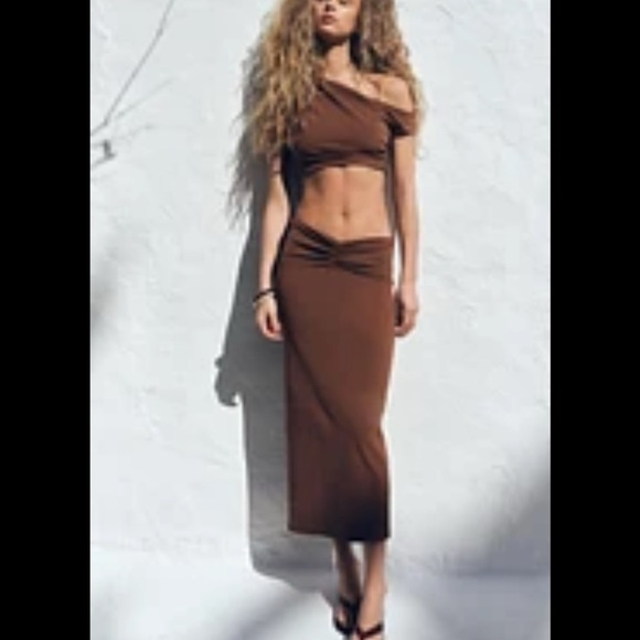 Zara structured asymmetrical crop rotation top - Picture 2 of 4